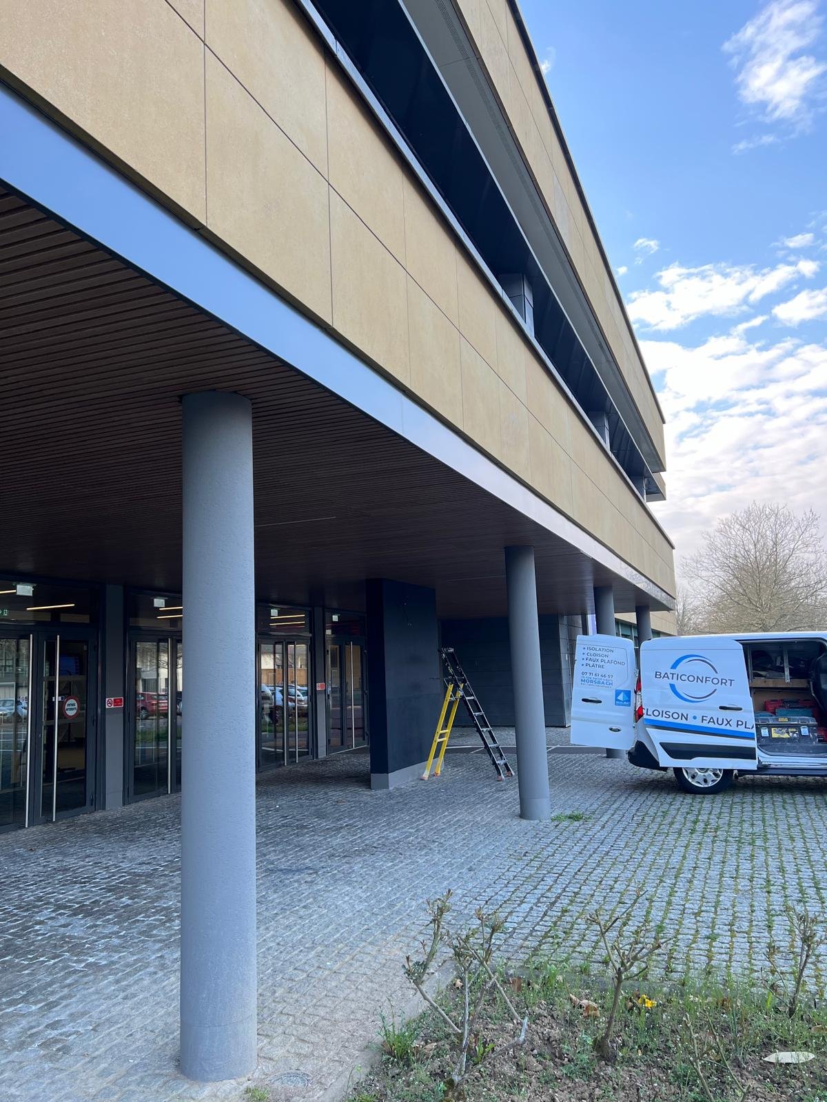 Plafond avec moulures intégrées